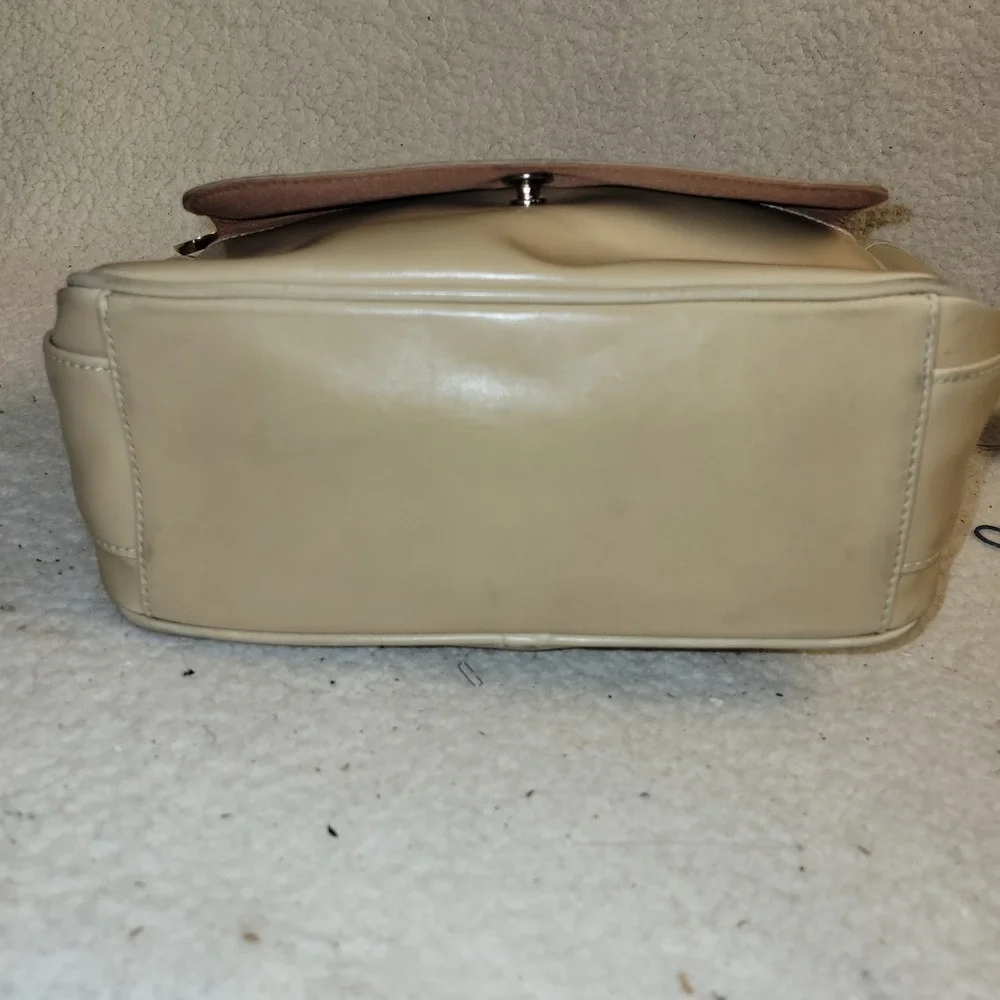 Liz Claiborne Beige Shoulder Bag‎ Faux Leather Minimalist Classic Hobo Pocket